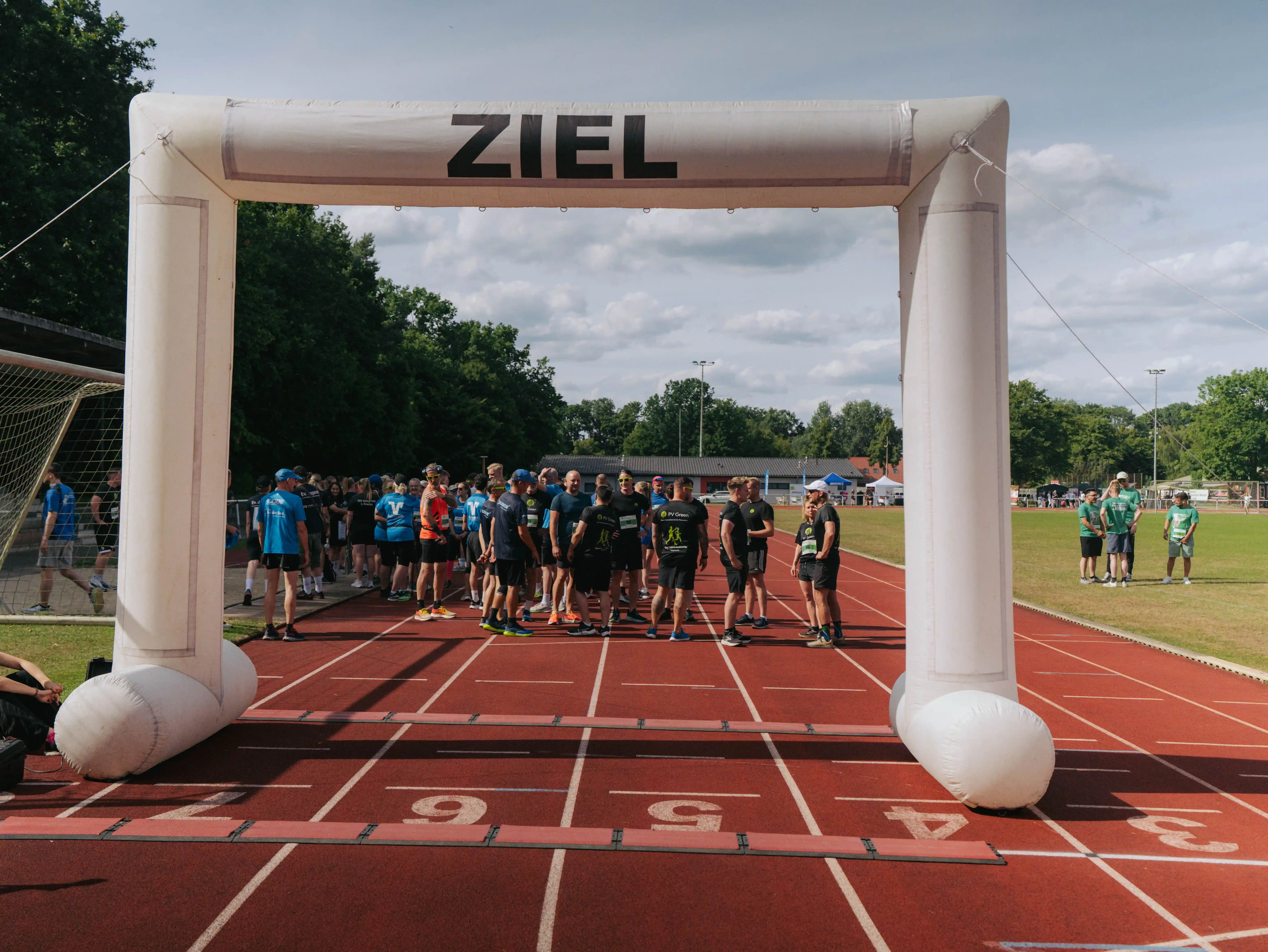 Teilnehmerinnen und Teilnehmer beim PV Green Firmenlauf 2025 – Läufer auf der Strecke bei sonnigem Wetter