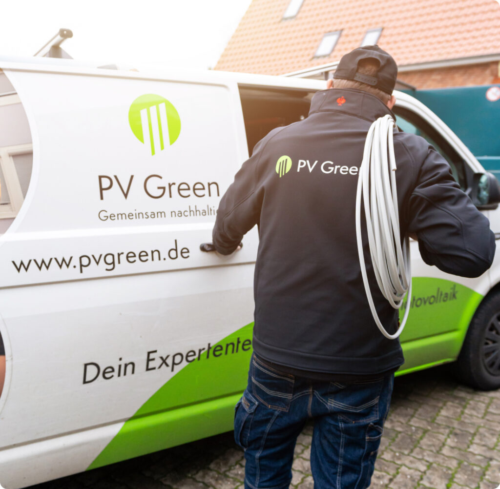 PV Green Mitarbeiter steigt in den PV Green Van ein.