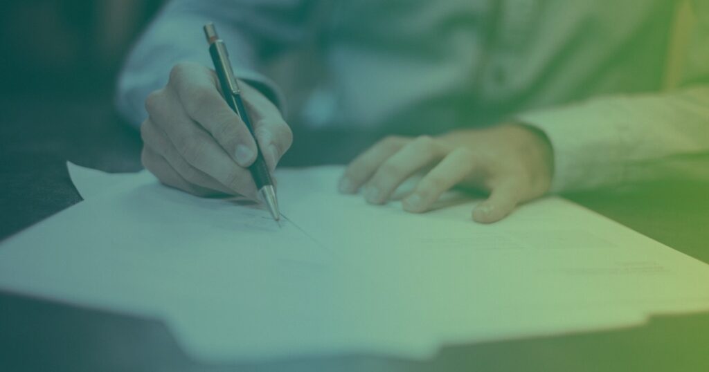 ein vertrag wird unterzeichnet