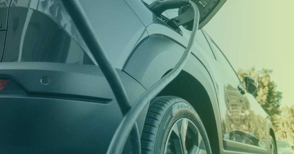 ein E Auto wird geladen, nahaufnahme von unten