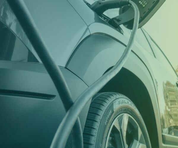 ein E Auto wird geladen, nahaufnahme von unten