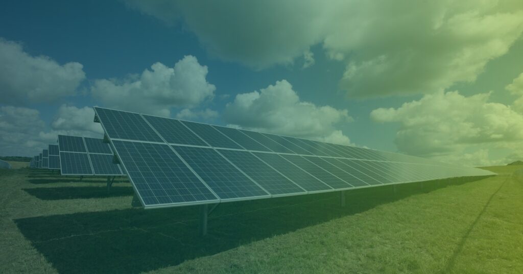 Photovoltaikplantage mit blauem Himmel