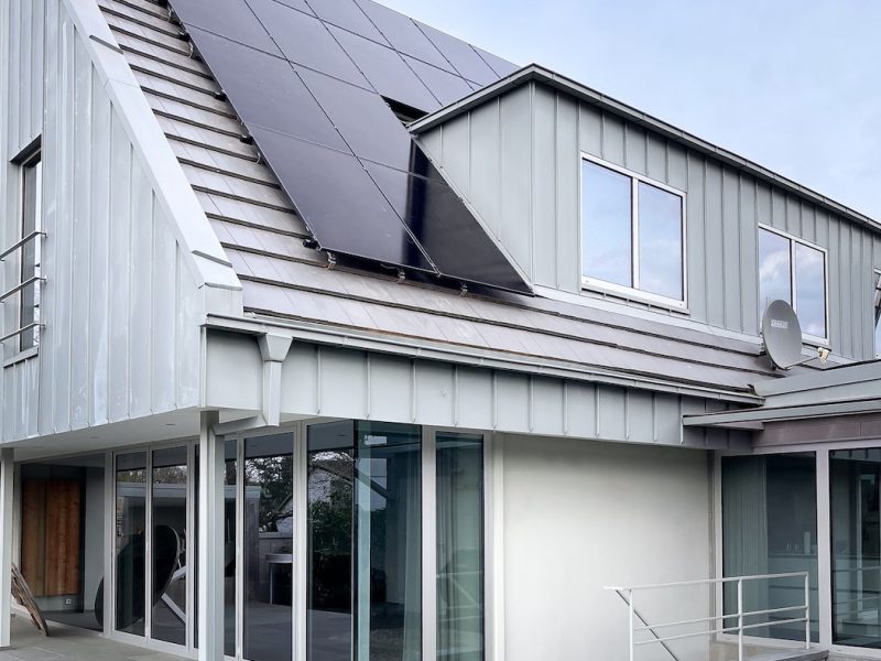 Kundenprojekt Aiko Modul - fertiges Dach mit Modulen in der Seitenansicht