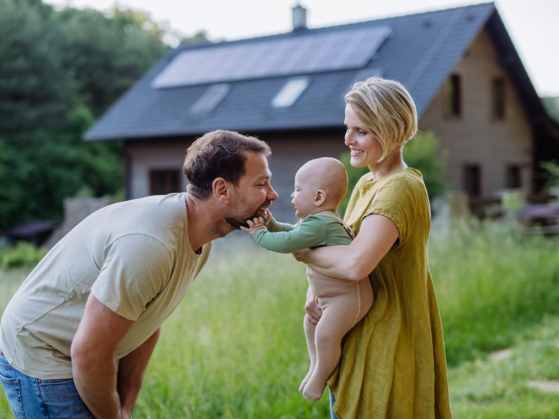 Familie grünes Zuhause, Solarenergie Leben, umweltfreundliche Familie, Vorteile eines Solarhauses, erneuerbare Energie für Familien, saubere Energie Wohnsitz, babyfreundliche Umgebung